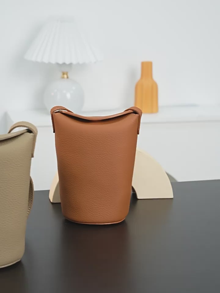 High-End Design Women's 100% Genuine Leather Small Single Shoulder or Crossbody Flat Bag Bosa